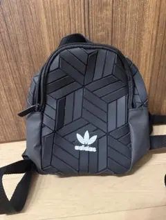 adidas 幾何学模様 ブラックリュック