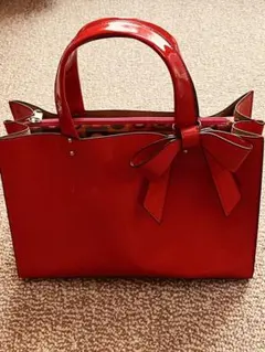 真っ赤なエナメルのバック