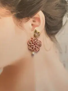 《金属アレルギー対応》桜結びのイヤリング　水引　ピンク（ラメ）×ゴールド