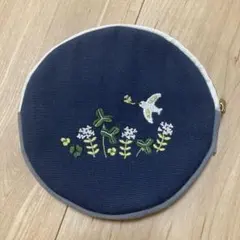刺繍デザインのネイビー円形ポーチ