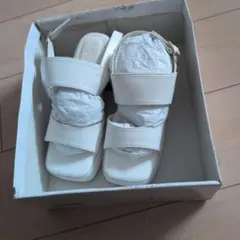 ホワイトストラップサンダル