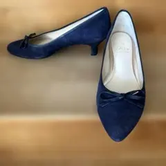 Riz Raffinee リボン付きネイビースエードパンプス