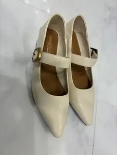 ホワイト ポインテッドトゥ フラットシューズ