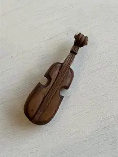 木製バイオリン型ブローチ　楽器　チェロ