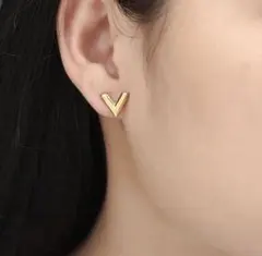 V字 ゴールド スタッドピアス ピアス　アクセサリー　Vピアスのサムネイル