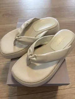 CHARLES & KEITH 厚底サンダル アイボリーのサムネイル