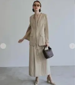 ココディール Vネックジャケット×サテンワンピース