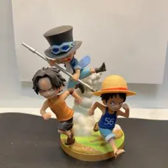 ワンピースフィギュア三兄弟ラストワン