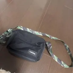 adidas ショルダー バッグ カモフラ柄