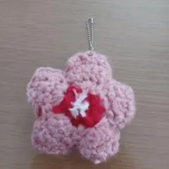 ぷっくりお花の編み物キーホルダー　ピンク　ハンドメイド