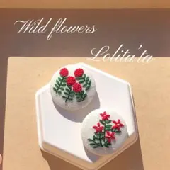 新作ハンドメイド　刺繍ブローチ　くるみボタン　北欧風花束　花　2個セット　172