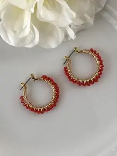 明るいレッドビーズのカジュアルなフープピアス