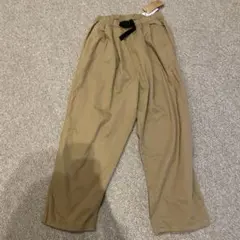 ベージュパンツ