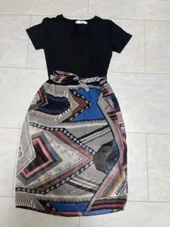 ひざ丈ワンピース 半袖 黒とマルチカラー