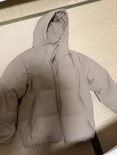 ベージュ ダウンジャケット