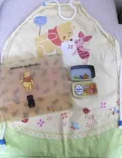 プーさんエプロン&クリアファイルケース&キャンディ空き缶&フィギア3つ