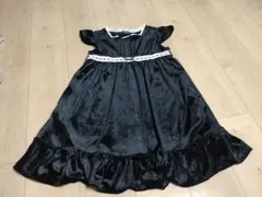 黒いフリル付きワンピース