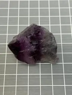 天然石】シェブロンアメジスト 紫水晶 握り石 カリスマ性 虹入り