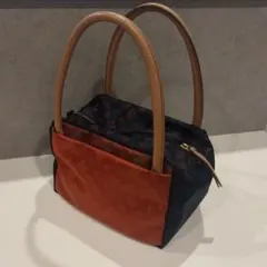 ラシット オレンジとネイビーのハンドバッグ