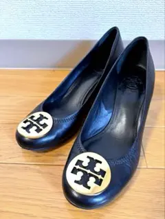 トリバーチウェッジソールパンプス 　ブラック　24.5cmのサムネイル