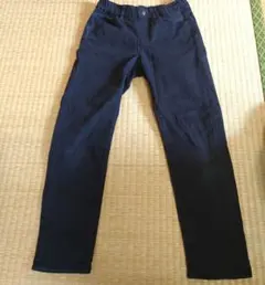 ユニクロ　黒ズボン　130cm