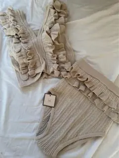フリル付きベージュ水着セット