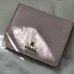 フルラ 淡く上品なピンクが映える、大人のためのコンパクト財布。