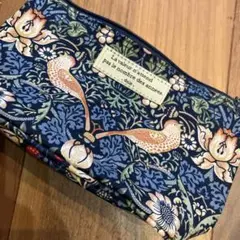 花と鳥のプリント ネイビー ポーチ