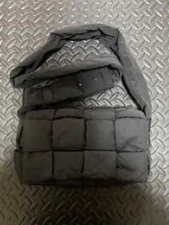 BOTTEGA VENETA パデット テック カセット black 人気色のサムネイル