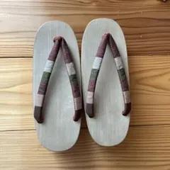 伝統的な木製下駄 マルチカラー鼻緒