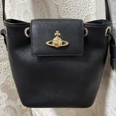 6 ヴィヴィアン　Vivienne ブラックショルダーバッグ フラップ付き