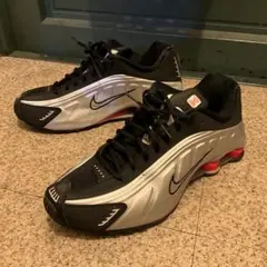 NIKE Shox R4 ブラック シルバー レッドのサムネイル