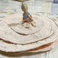 560イギリス買い付け陶器の人形付き花柄刺繍マット