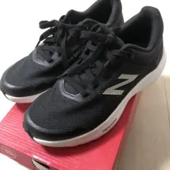 New Balance Fresh Foam ブラックスニーカー