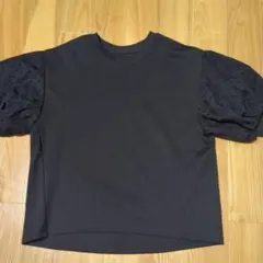 黒のパフスリーブTシャツ