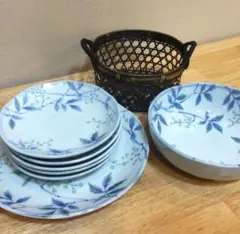 青い葉のデザインの皿7枚セットとバスケット