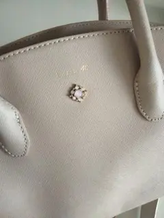 ベージュ ショルダーバッグ 装飾付き