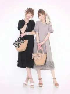 試着程度・調美品✨&LOVE✨半袖UVカット！ふりふりふりるワンピース✨ブラックのサムネイル