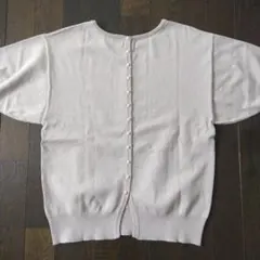 テチチテラス　後ろパールボタン ベージュニット