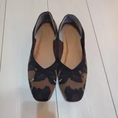 ヒョウ柄リボン付きフラットシューズ