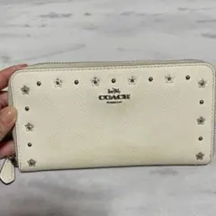 【お値下げ中❗️】COACH アイボリー 長財布 スタッズ装飾　レディース