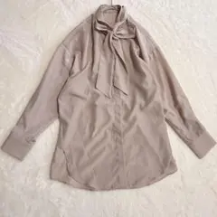 ジーユー　スタンドカラーシアーボウタイブラウス　Ｓ　ピンクベージュ　比翼仕立て