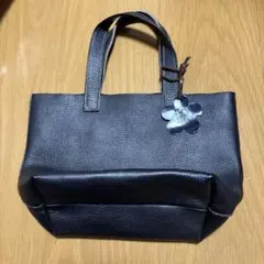 ブラックレザートートバッグ 花チャーム付き