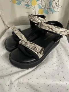 ヘビ柄ストラップ厚底サンダル