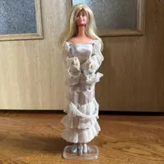 フリル付きホワイトドレス バービー人形