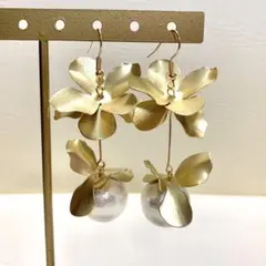 マットゴールドフラワー×コットンパール　秋　大ぶり　結婚式　ブライダル　上品　秋