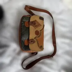 スタッズ装飾付きショルダーバッグ