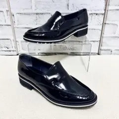 エナメルローファー