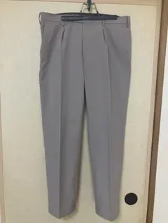 ユニクロ感動タックパンツのサムネイル