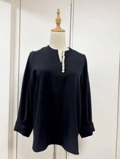 《美品》パールボタン付きブラウス ブラックのサムネイル